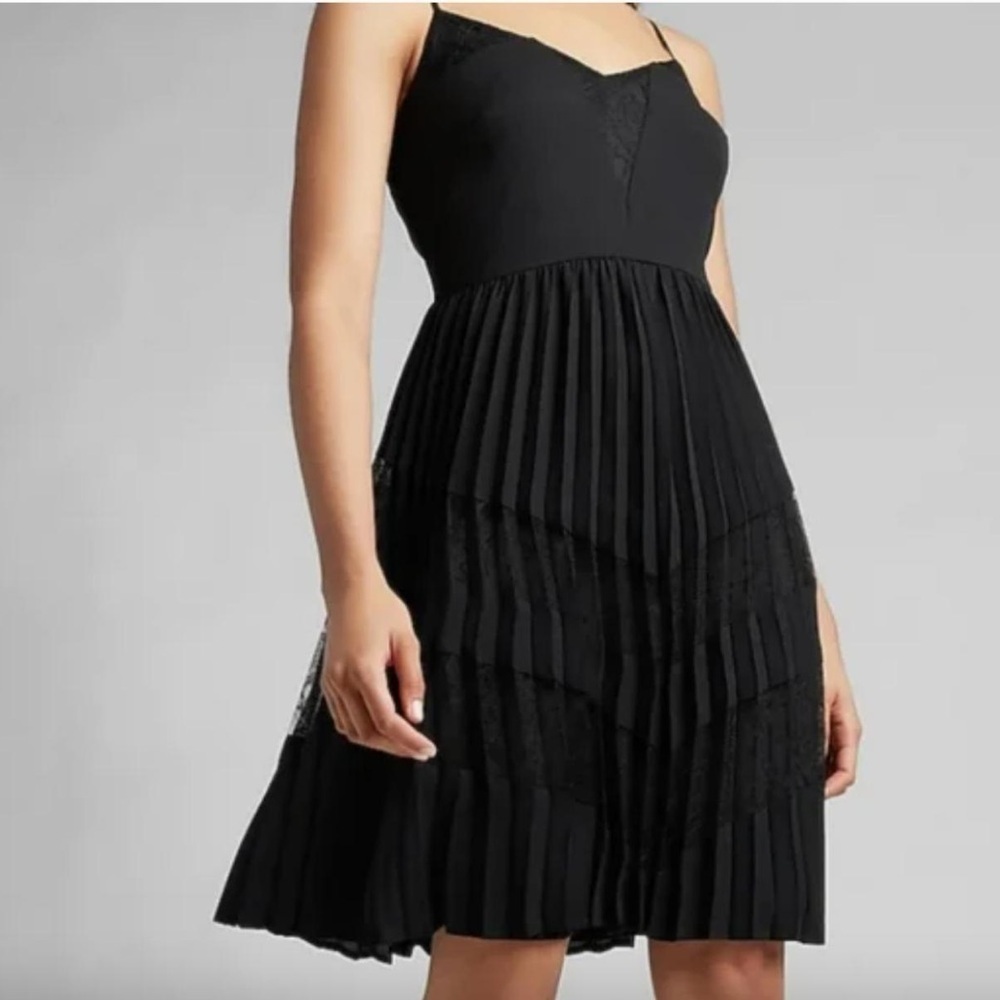 Express Lace Pleated Little Black Dress LBD Strappy V Neck Party Cocktail Sz XS